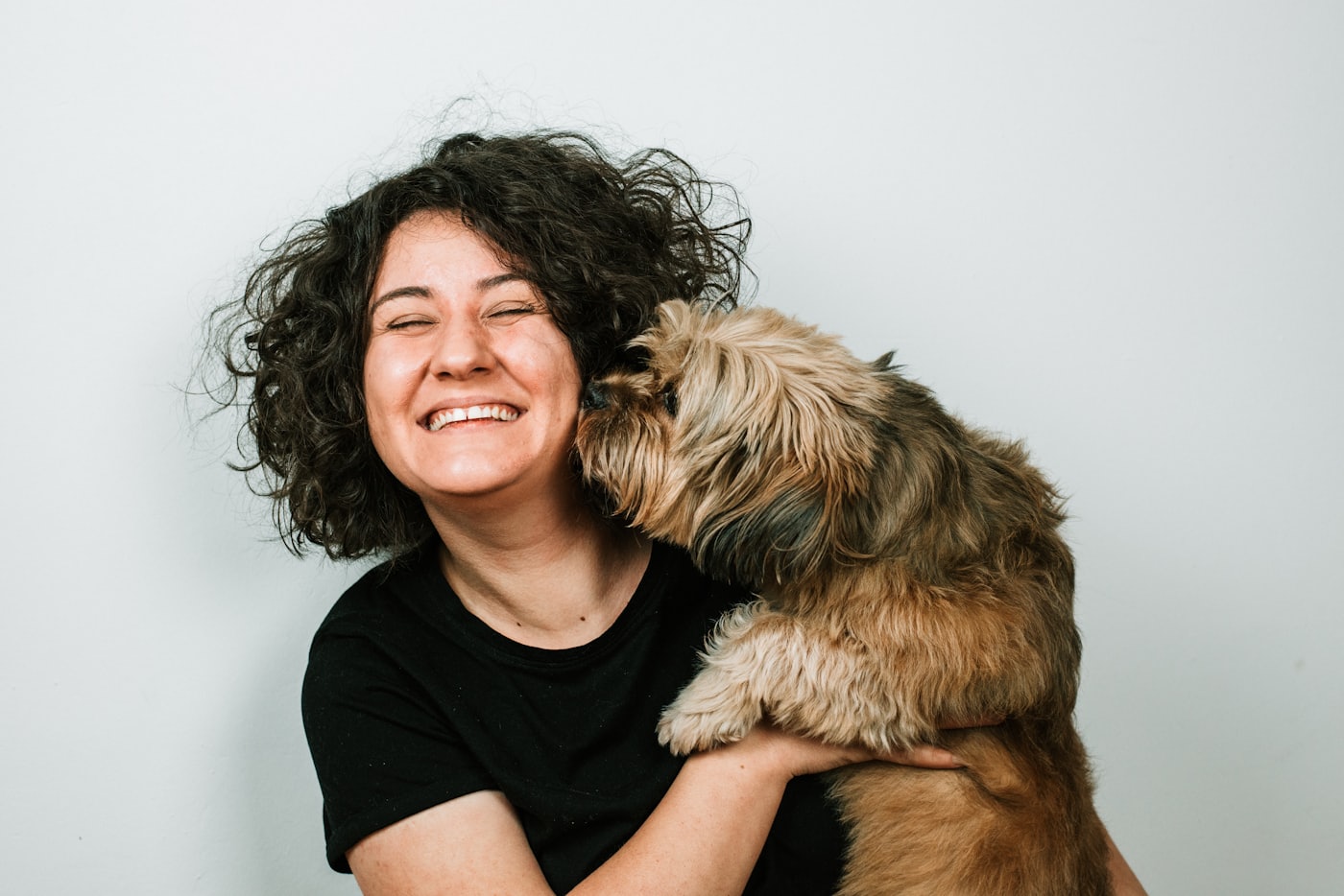 Haus Juris team member with a dog at the facility